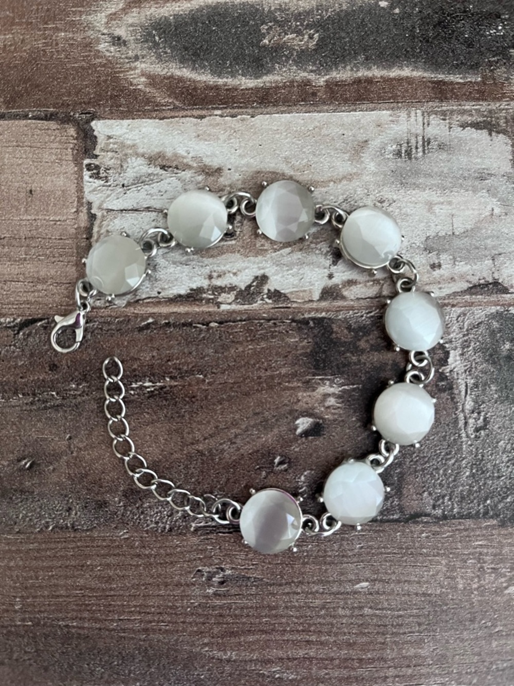 NWOT Buckle| White Faceted Stone Bracelet!